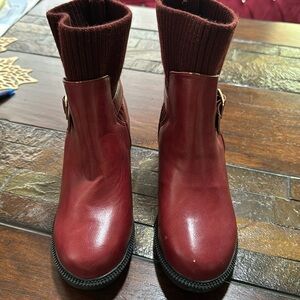 Size 8 BellaMar’a burgundy all man made material. Very lovely pair of shoes.